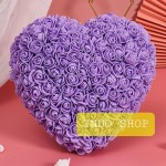 Corazón de flores artificiales